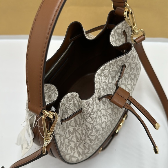 Michael Kors Reed Medium Belted Bucket Messenger Crossbody Handbag Vanilla MK - Picture 9 of 15